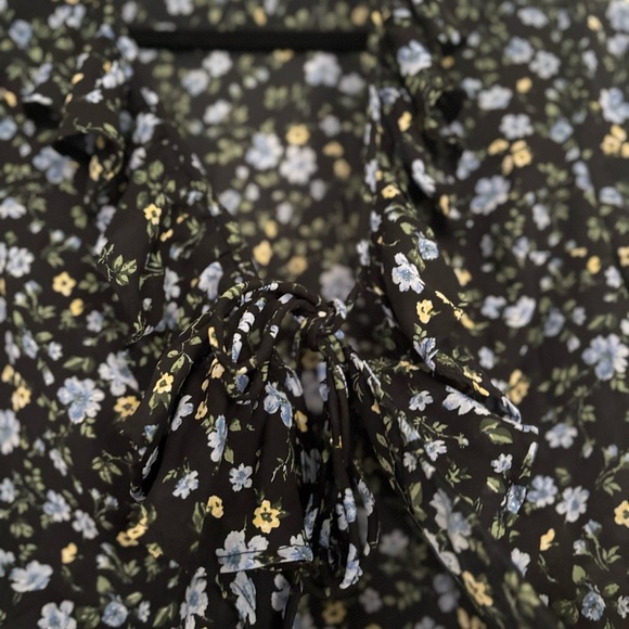 Abercrombie ruffle front cropped floral blouse size small - Picture 3 of 4